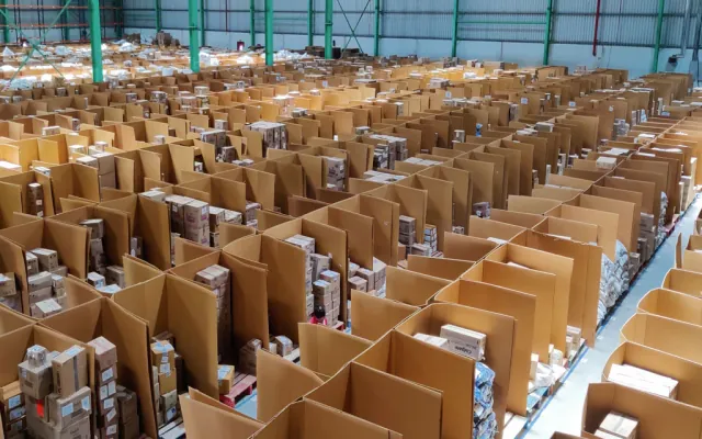 E-Comm and Q-Comm supply chains and fulfillment services